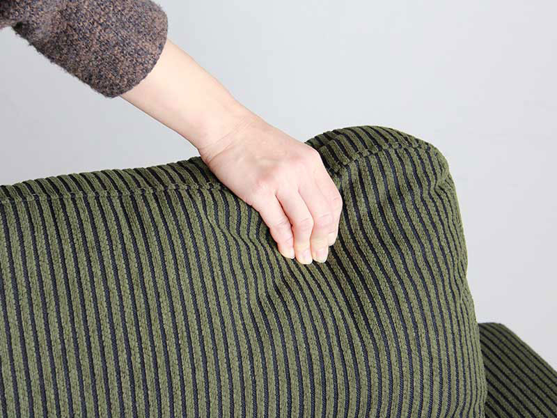 モスグリーンのコーデュロイ風生地が個性的な二人掛けデザインソファ | Barl