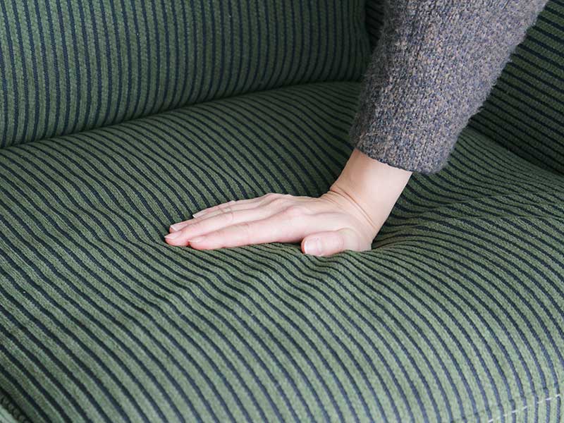 モスグリーンのコーデュロイ風生地が個性的な二人掛けデザインソファ | Barl