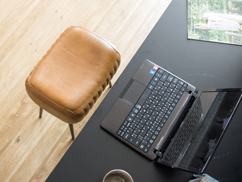 レザーの玄関用スツール｜ヴィンテージデザイン