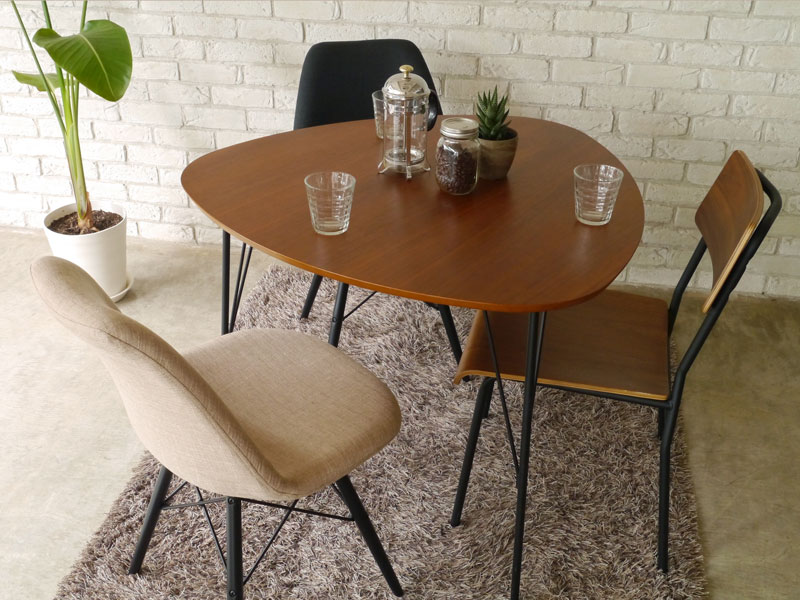 シンプルなファブリック座面とスタイリッシュなウッドレッグのダイニングチェア｜CO