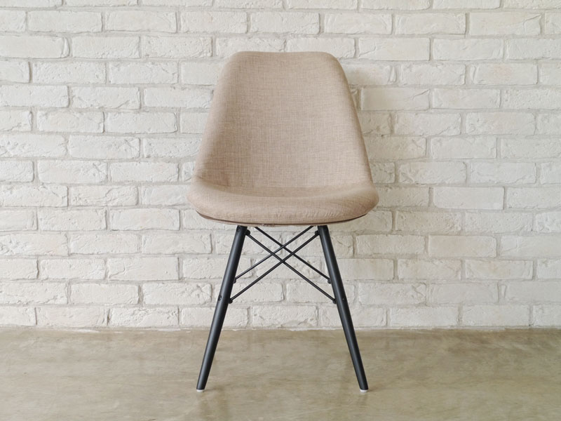 シンプルなファブリック座面とスタイリッシュなウッドレッグのダイニングチェア｜CO