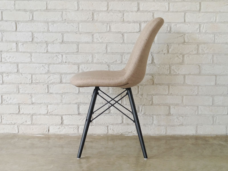 シンプルなファブリック座面とスタイリッシュなウッドレッグのダイニングチェア｜CO