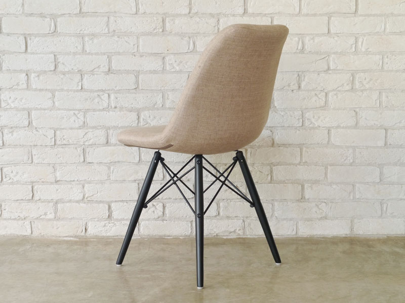 シンプルなファブリック座面とスタイリッシュなウッドレッグのダイニングチェア｜CO