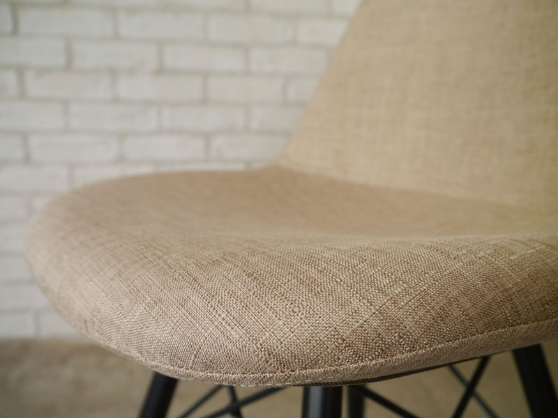 シンプルなファブリック座面とスタイリッシュなウッドレッグのダイニングチェア｜CO