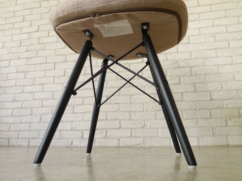 シンプルなファブリック座面とスタイリッシュなウッドレッグのダイニングチェア｜CO