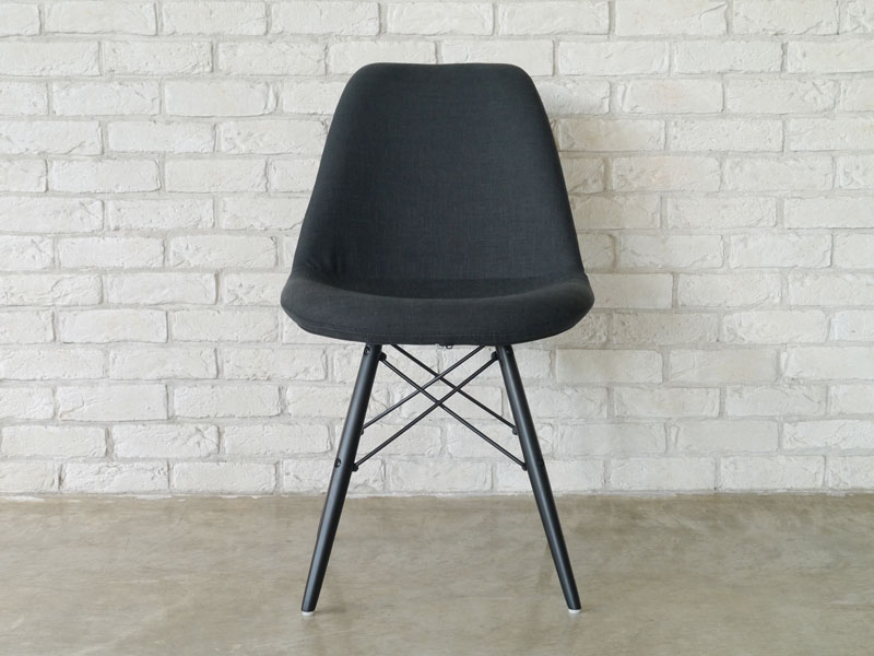 シンプルなファブリック座面とスタイリッシュなウッドレッグのダイニングチェア｜CO