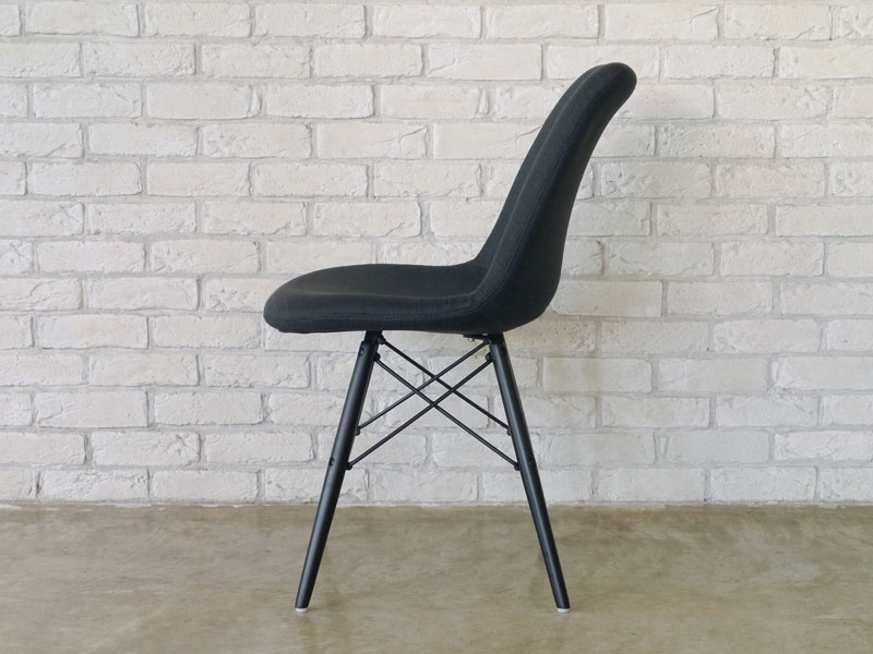 シンプルなファブリック座面とスタイリッシュなウッドレッグのダイニングチェア｜CO