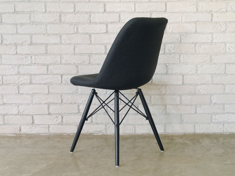 シンプルなファブリック座面とスタイリッシュなウッドレッグのダイニングチェア｜CO