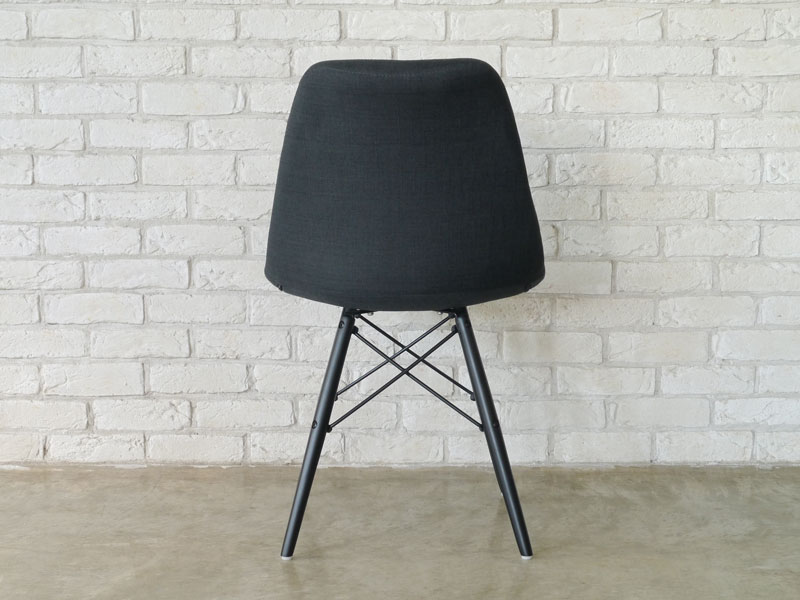 シンプルなファブリック座面とスタイリッシュなウッドレッグのダイニングチェア｜CO