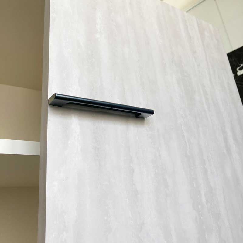 韓国インテリアに映えるモダンキャビネット｜洗練された紙すき模様とスチール脚｜幅80cm