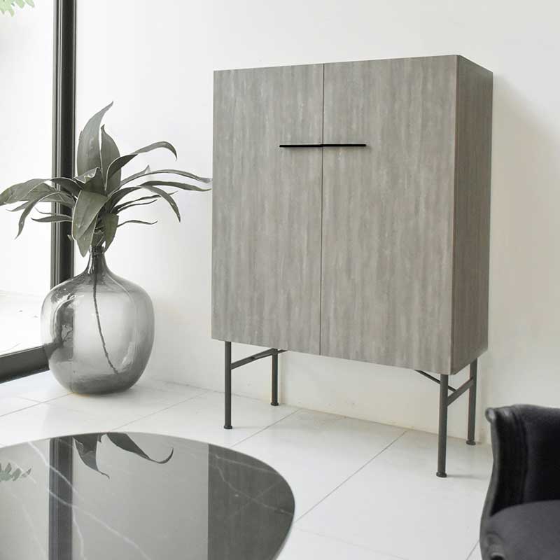 韓国インテリアに映えるモダンキャビネット｜洗練された紙すき模様とスチール脚｜幅80cm