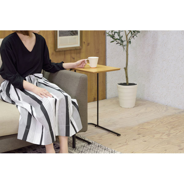 スチール脚のサイドテーブル | 北欧モダン | aron | インテリア・家具