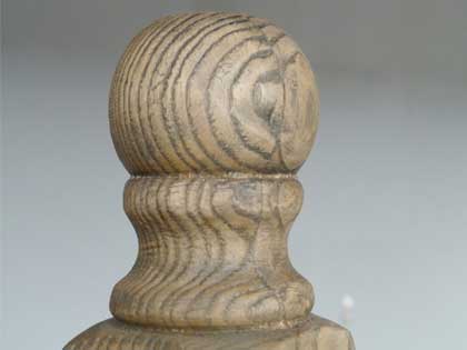 置くだけで絵になるマホガニー材のコートハンガー|MOSH