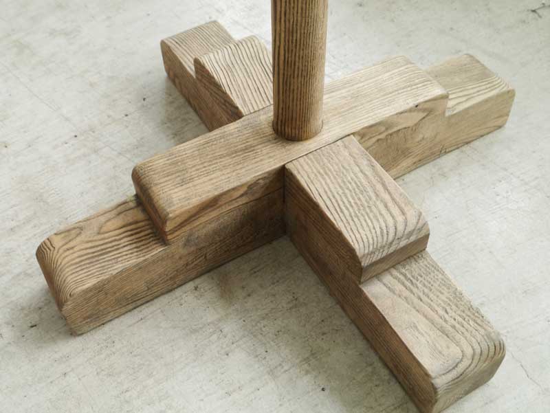 置くだけで絵になるマホガニー材のコートハンガー|MOSH