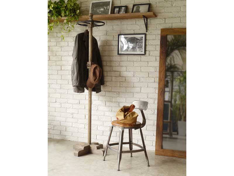 置くだけで絵になるマホガニー材のコートハンガー|MOSH