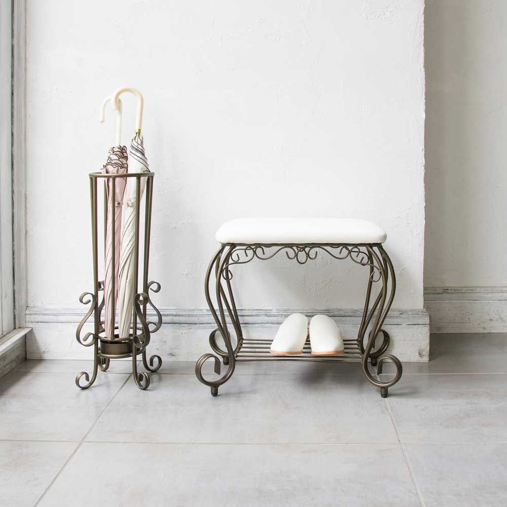 美しい曲線デザインと猫脚が特徴の収納付きエントランススツール