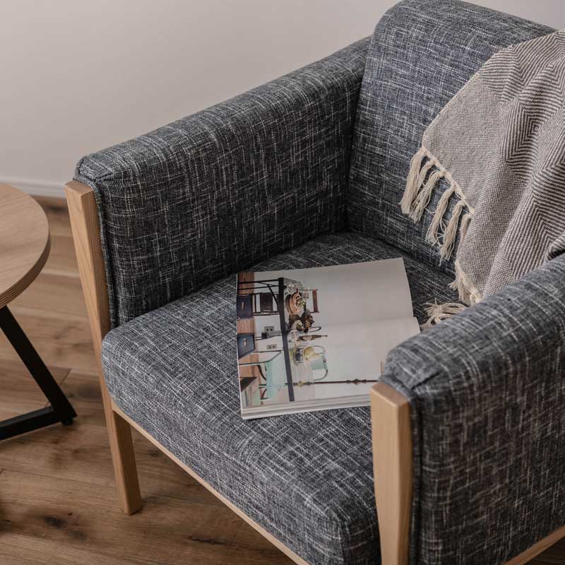 北欧モダンな木肘1人掛けソファ｜直線美と快適性を両立｜掃除しやすい