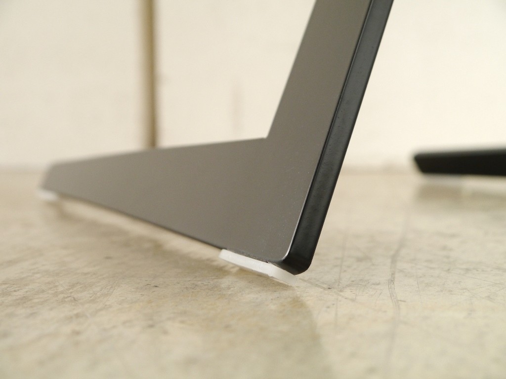 直線デザインがおしゃれなサイドテーブル