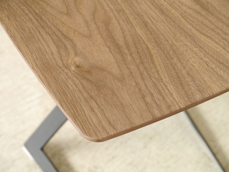 直線デザインがおしゃれなサイドテーブル