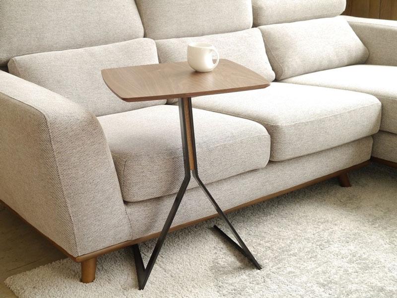 直線デザインがおしゃれなサイドテーブル