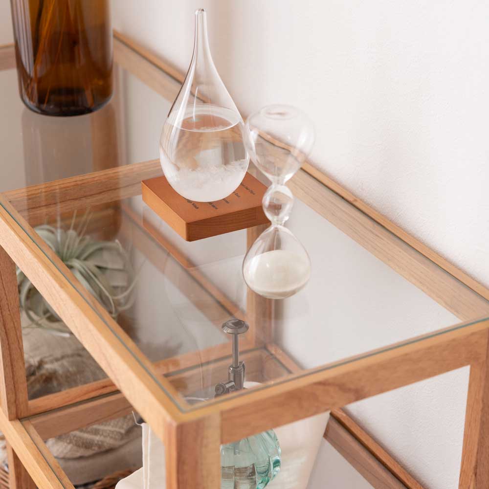 天然木×ラタンのオープンシェルフ｜ガラス天板＆クラシカルなデザイン｜幅80cm