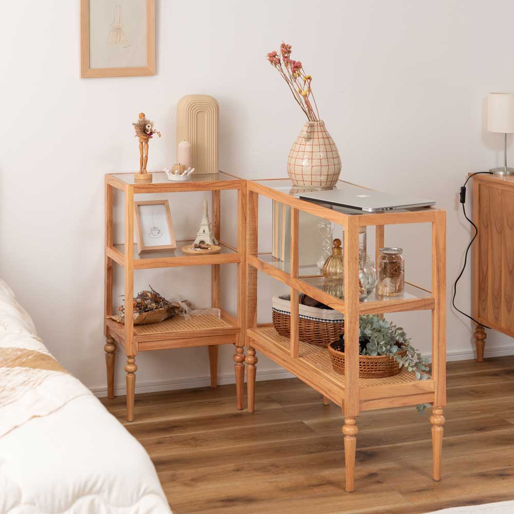 天然木×ラタンのオープンシェルフ｜ガラス天板＆クラシカルなデザイン