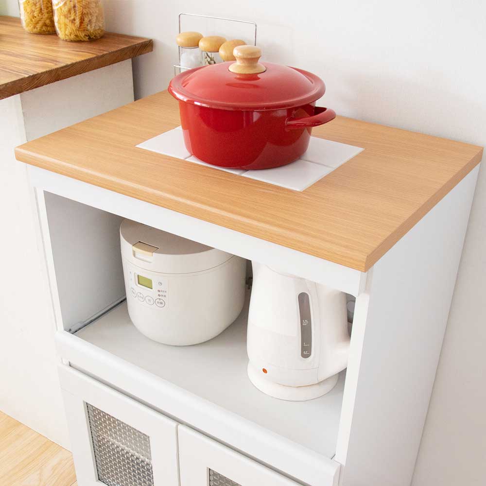 ナチュラル＆ホワイトが可愛いスライド棚とガラス扉収納付きキッチン