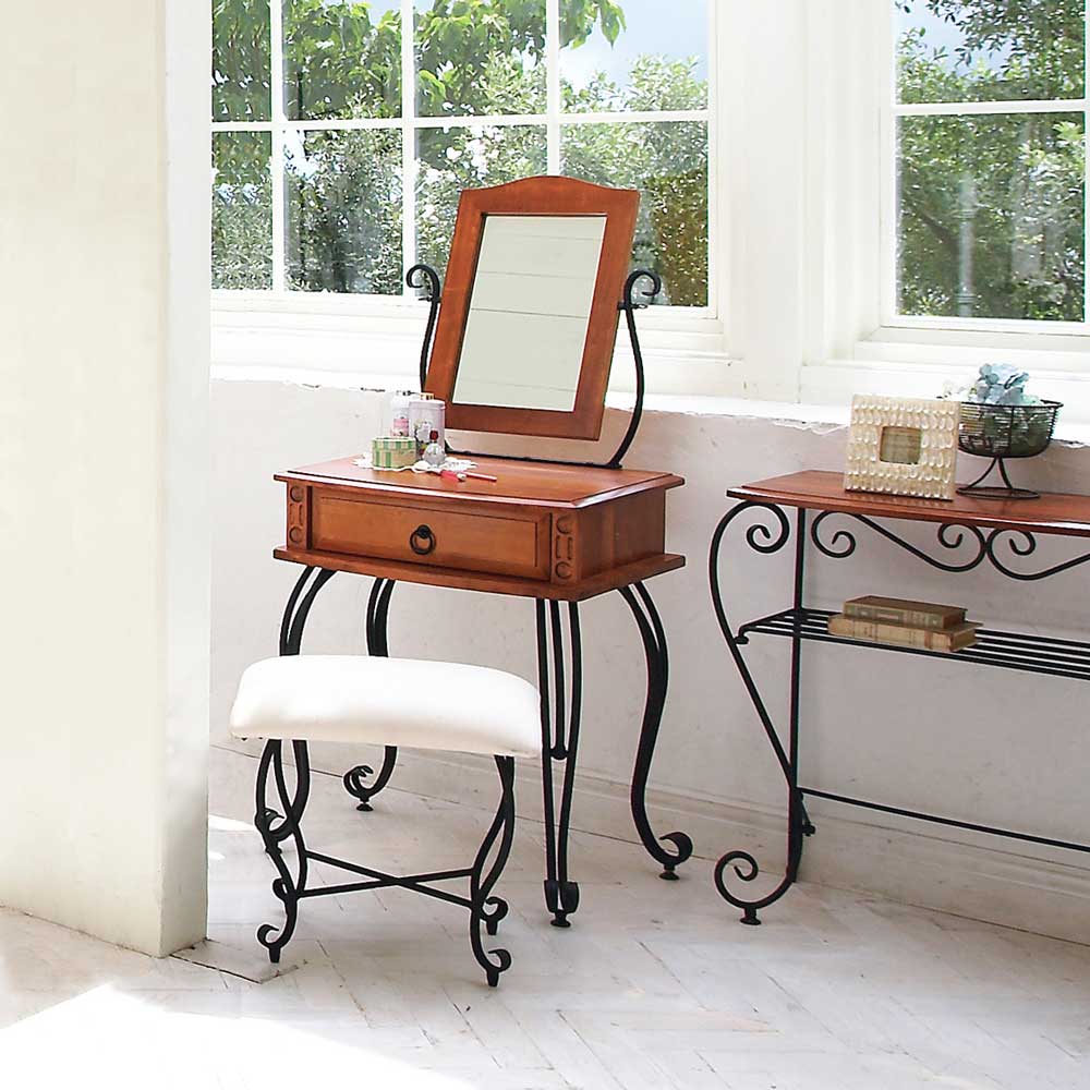 優雅な曲線と猫脚のデザインが魅力のエレガントなアイアンスツール