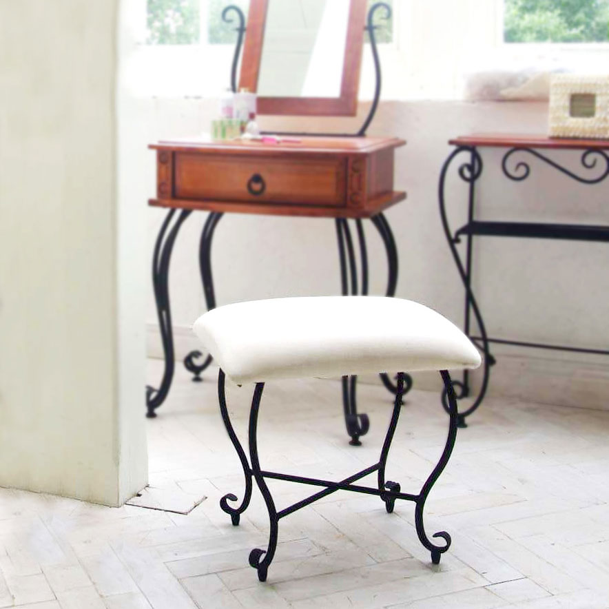 優雅な曲線と猫脚のデザインが魅力のエレガントなアイアンスツール