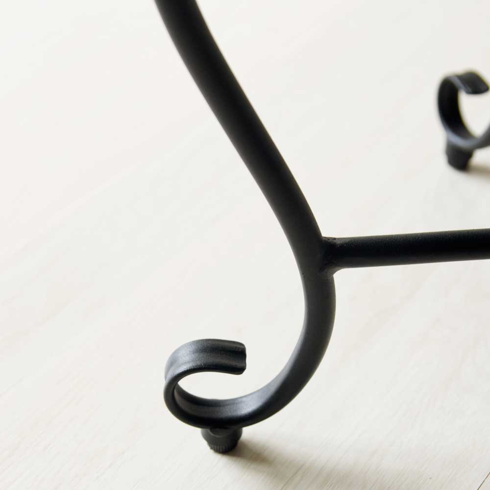 優雅な曲線と猫脚のデザインが魅力のエレガントなアイアンスツール