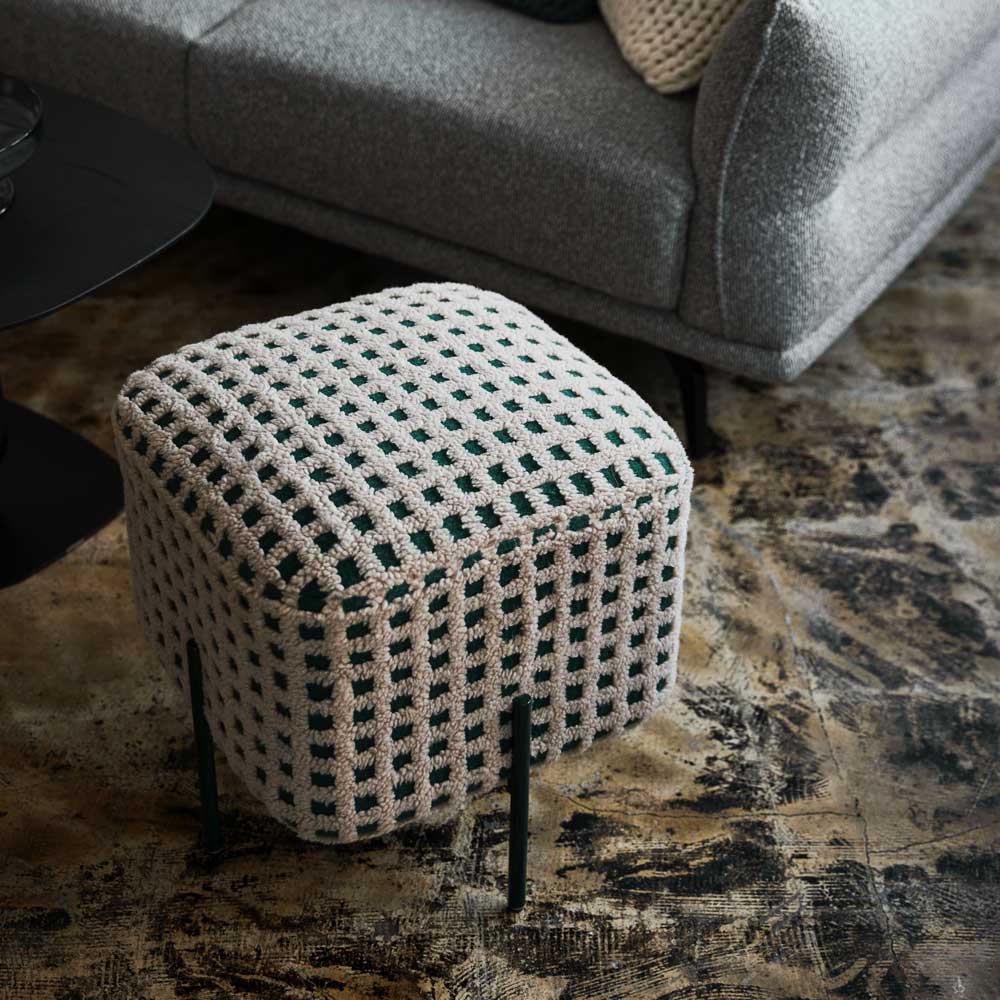 ふんわりボアのチェック柄スツール|ポップで愛らしいデザイン