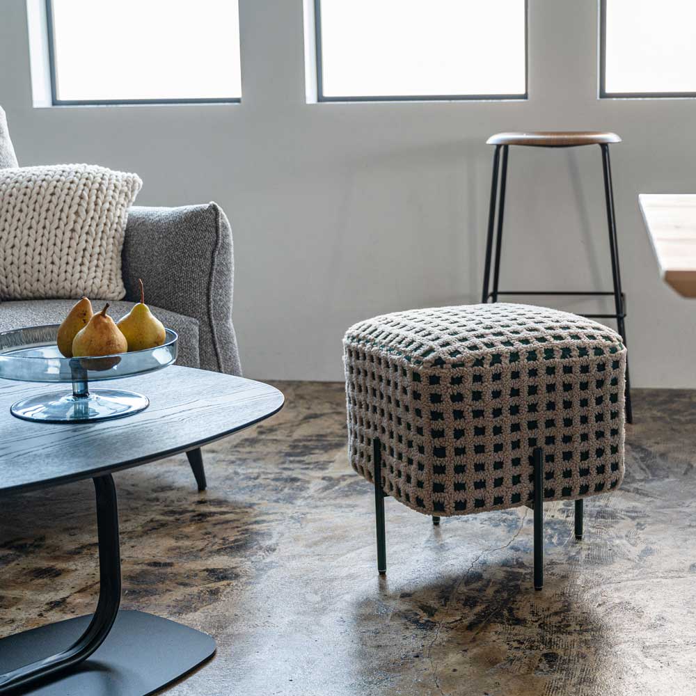 ふんわりボアのチェック柄スツール|ポップで愛らしいデザイン