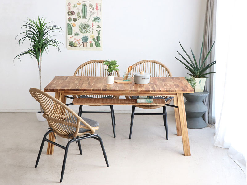 アカシアとラタンのダイニングテーブル｜リゾートインテリア
