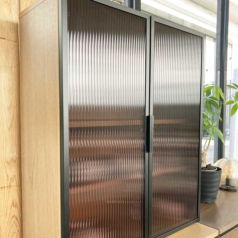 ガラス扉のおしゃれなカップボード｜幅78cm｜上質な木目のナチュラルモダン食器棚