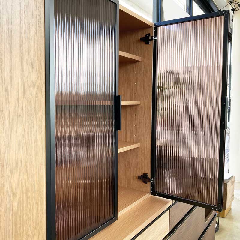 ガラス扉のおしゃれなカップボード｜幅78cm｜上質な木目のナチュラルモダン食器棚