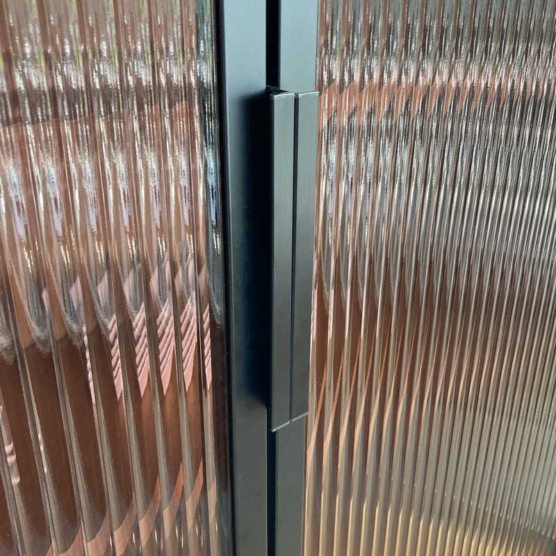 ガラス扉のおしゃれなカップボード｜幅78cm｜上質な木目のナチュラルモダン食器棚