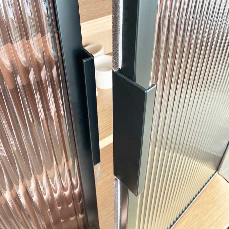 ガラス扉のおしゃれなカップボード｜幅78cm｜上質な木目のナチュラルモダン食器棚