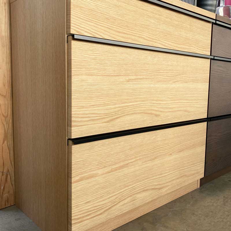 ガラス扉のおしゃれなカップボード｜幅78cm｜上質な木目のナチュラルモダン食器棚