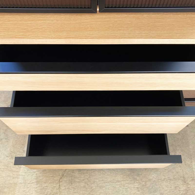 ガラス扉のおしゃれなカップボード｜幅78cm｜上質な木目のナチュラルモダン食器棚