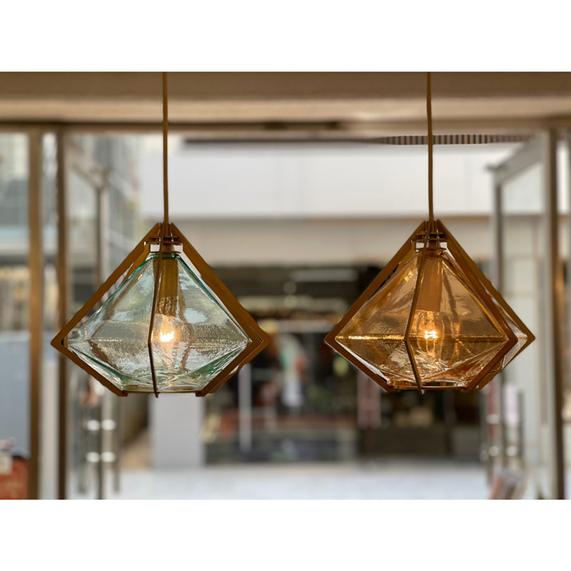 宝石をモチーフにしたカラフルな1灯ペンダントライト