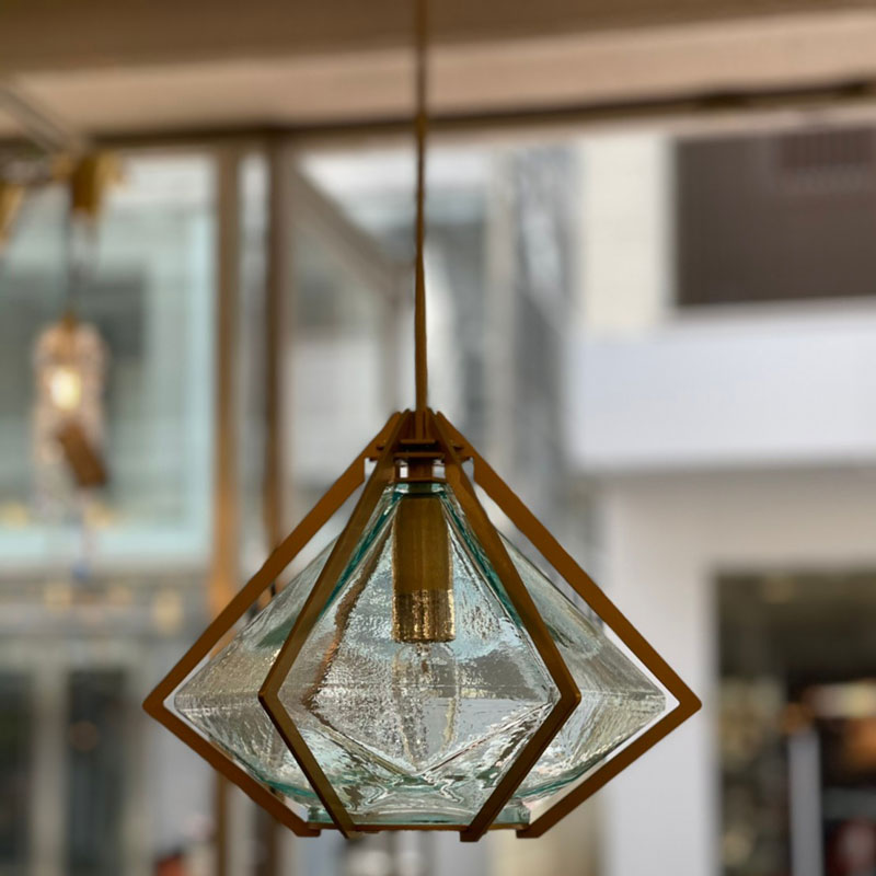 宝石をモチーフにしたカラフルな1灯ペンダントライト
