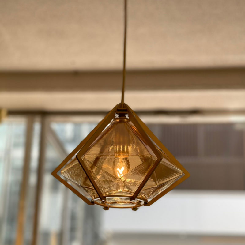 宝石をモチーフにしたカラフルな1灯ペンダントライト