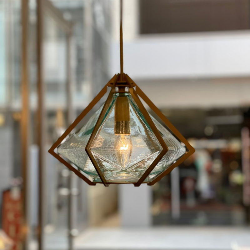 宝石をモチーフにしたカラフルな1灯ペンダントライト