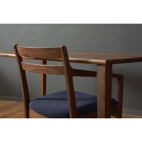 無垢材のダイニングテーブル｜ミニマルな直線デザイン