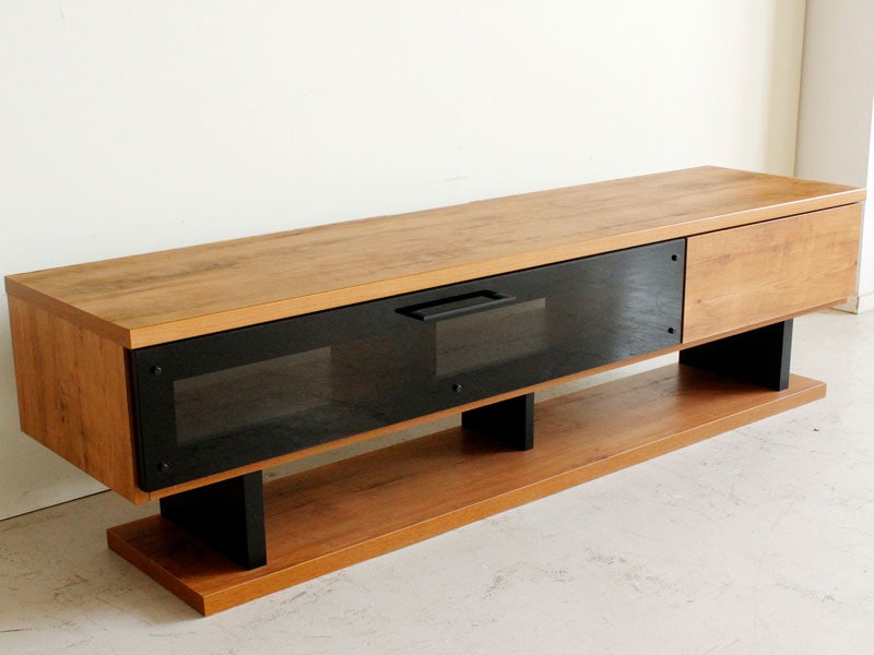 ヴィンテージ木目×ブラックガラスが映える多機能テレビボード