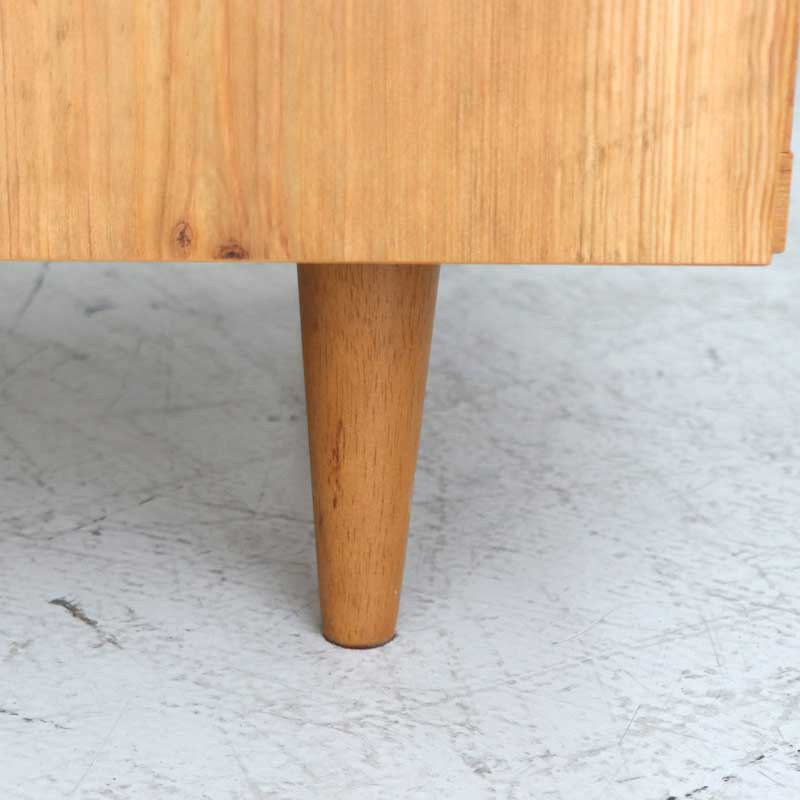 北欧ヴィンテージシェルフ｜アカシア無垢が映える魅せる＆隠す収納付きキャビネット