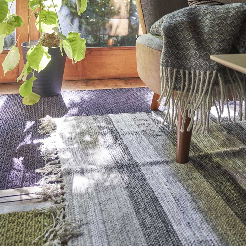 北欧ナチュラルな暮らしを彩るボーダーラグ｜軽やかなデザインと快適な踏み心地