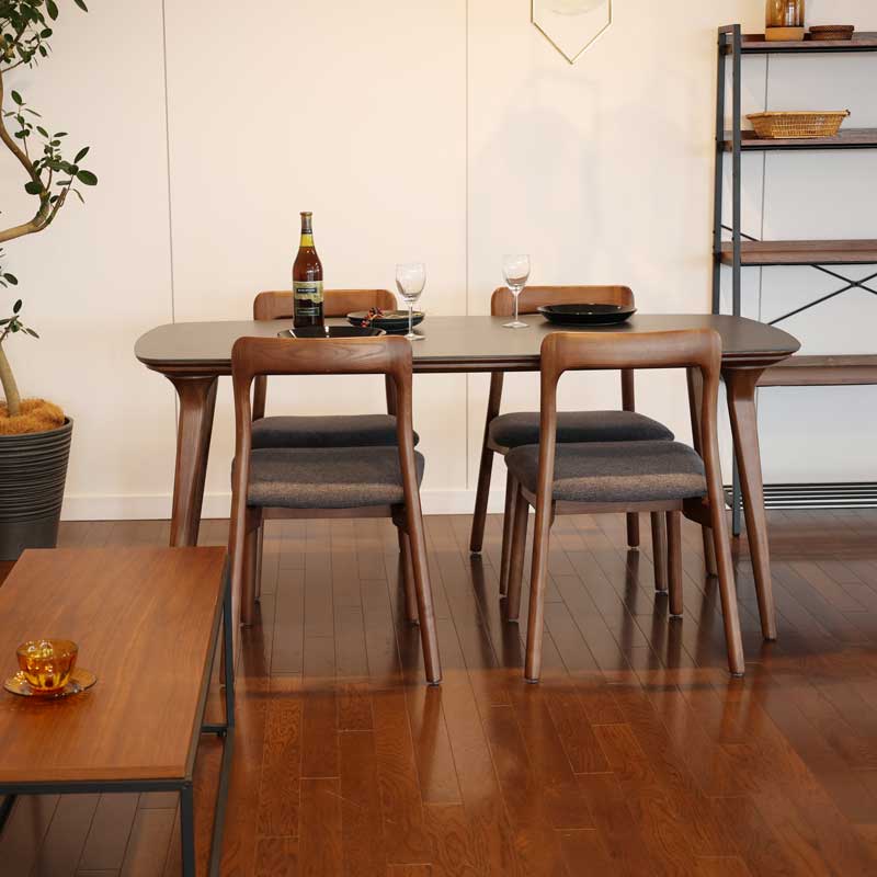 北欧テイストのシンプルな2脚セットのダイニングチェア｜優雅な曲線と天然木の美しさ