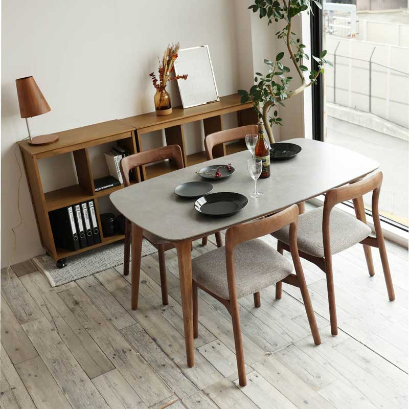 北欧テイストのシンプルな2脚セットのダイニングチェア｜優雅な曲線と天然木の美しさ