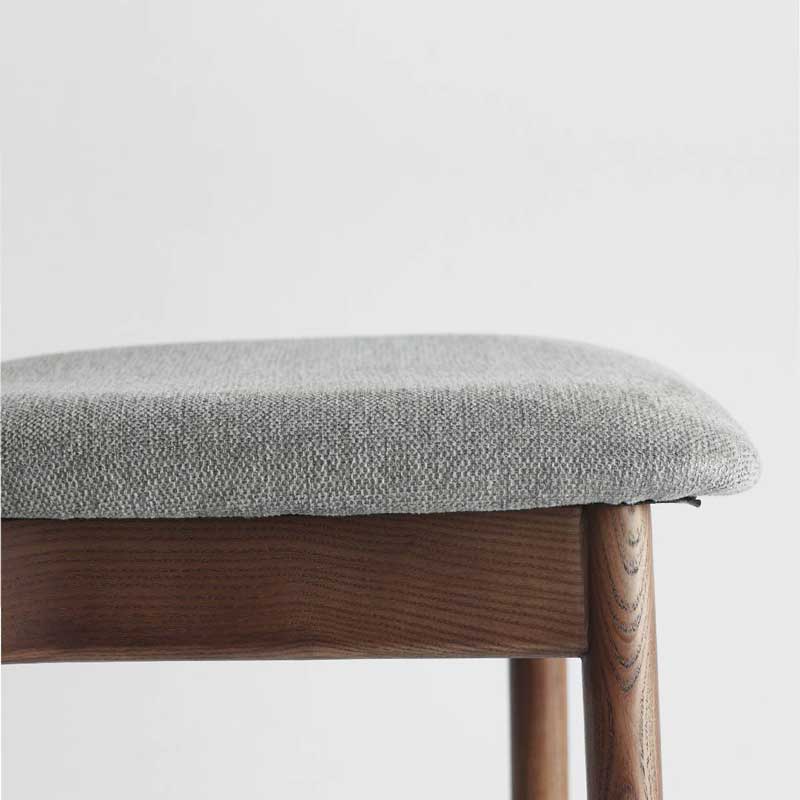 北欧テイストのシンプルな2脚セットのダイニングチェア｜優雅な曲線と天然木の美しさ